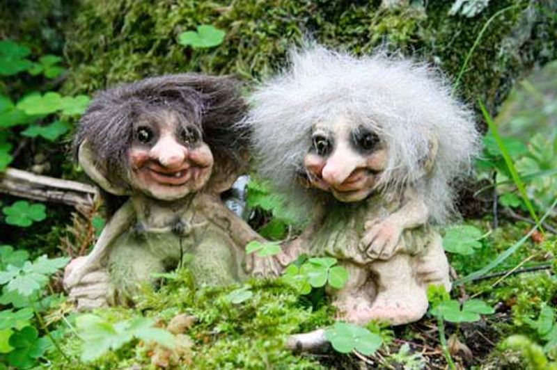 Troll boy and girl on a trunk (Troll # 175)