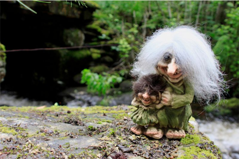 Trollwoman w/girl (Troll # 266)